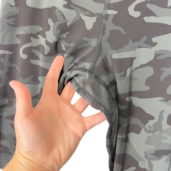 Lululemon "WUNDER UNDER CROP" Black DENIM Camo Mid Rise size 6 - Picture 5 of 15